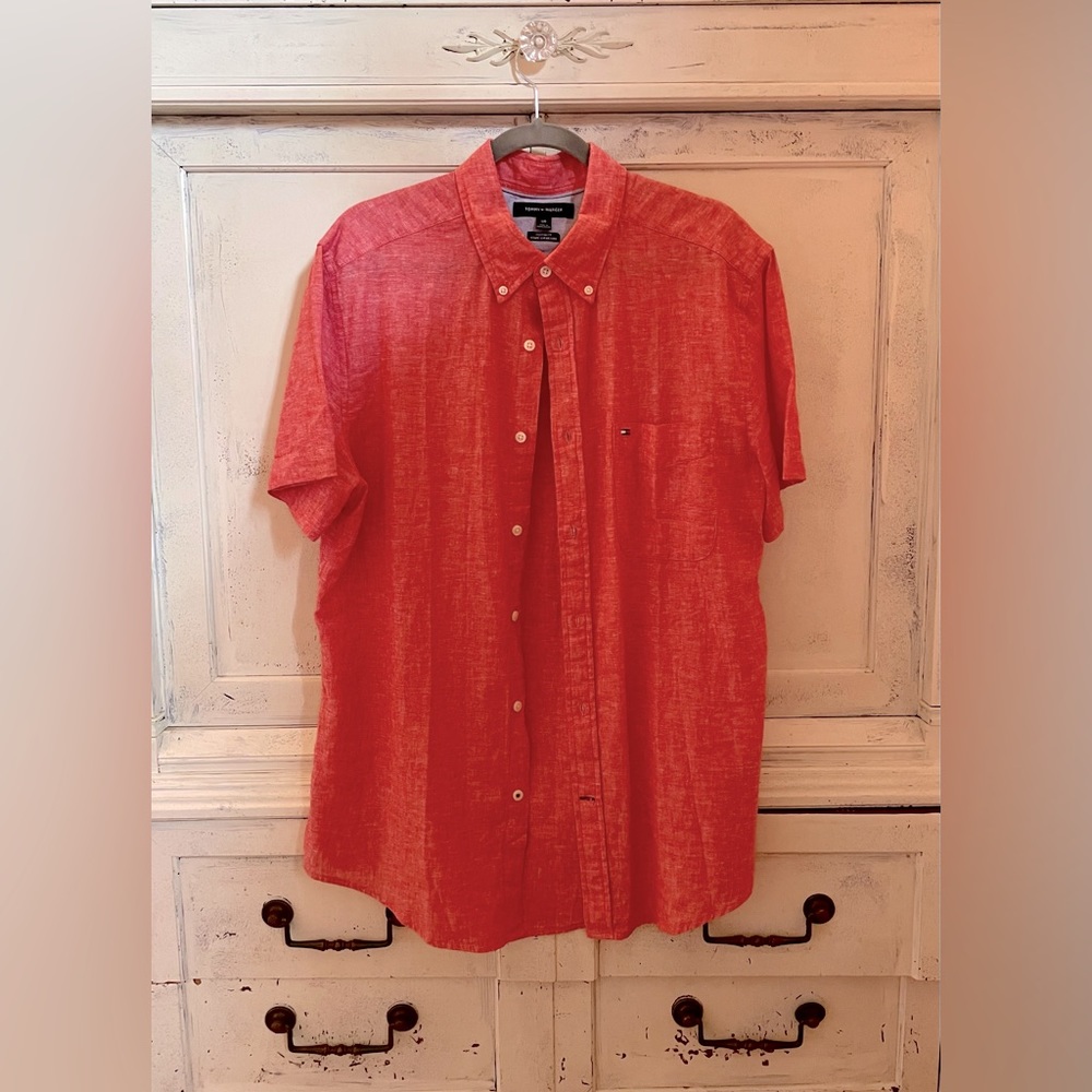Tommy Hilfiger Coral Linen Short Sleeve Mens Collared Button Down Shirt.